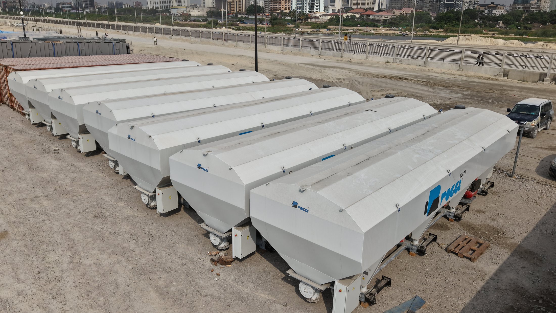 Mobile cement silos arranged for concrete production support