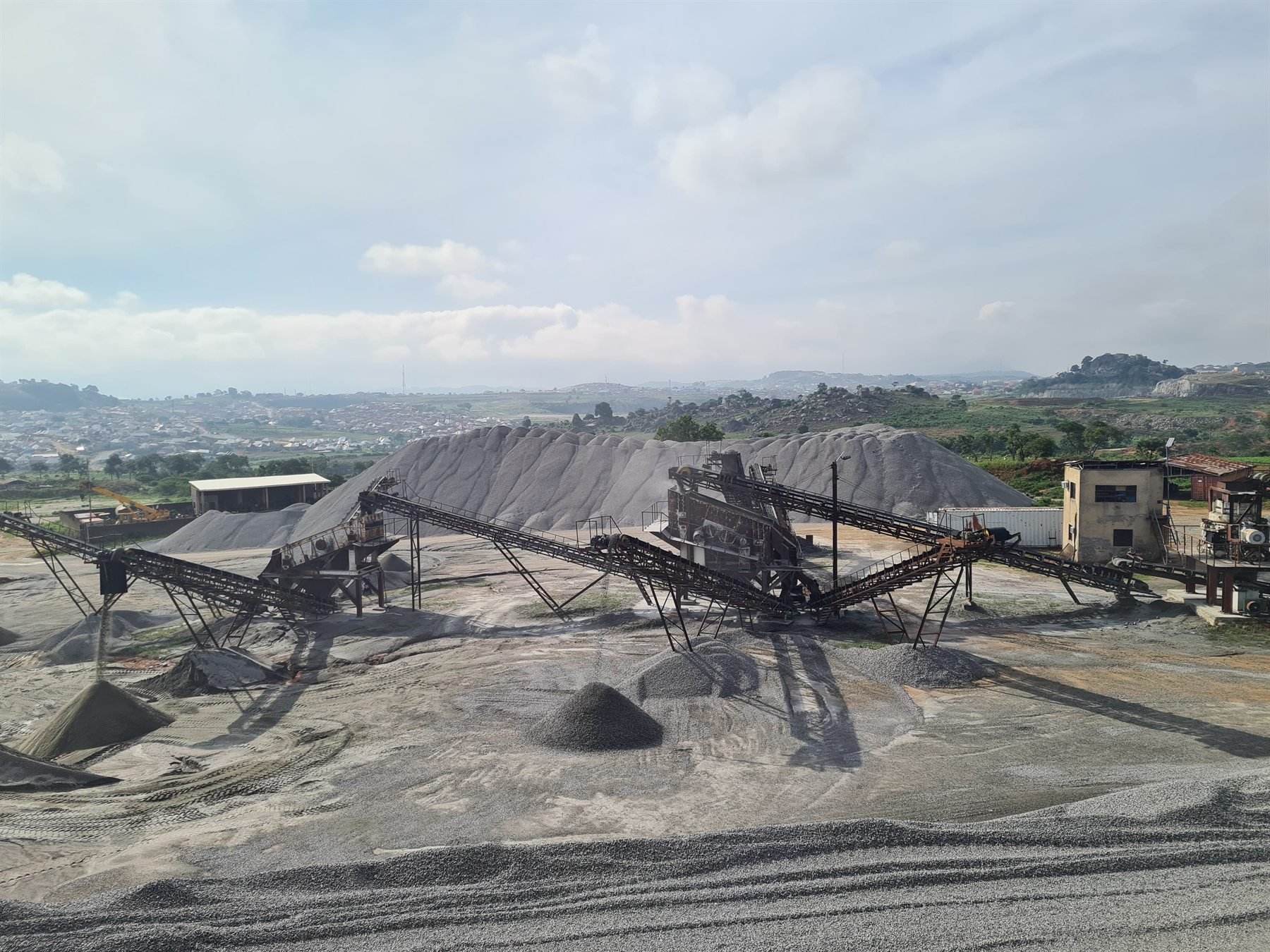 Jikoko quarry crushing and screening operation with aggregate stockpiles